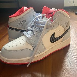 Jordan 1 Mid
Half Blue Polka Dot Swoosh (GS)